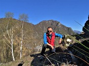 03 Al culmine della 'linea tagliafuoco' , in in vetta al Pizzo (921 m) con lo Zucco (1232 m) da sfondo